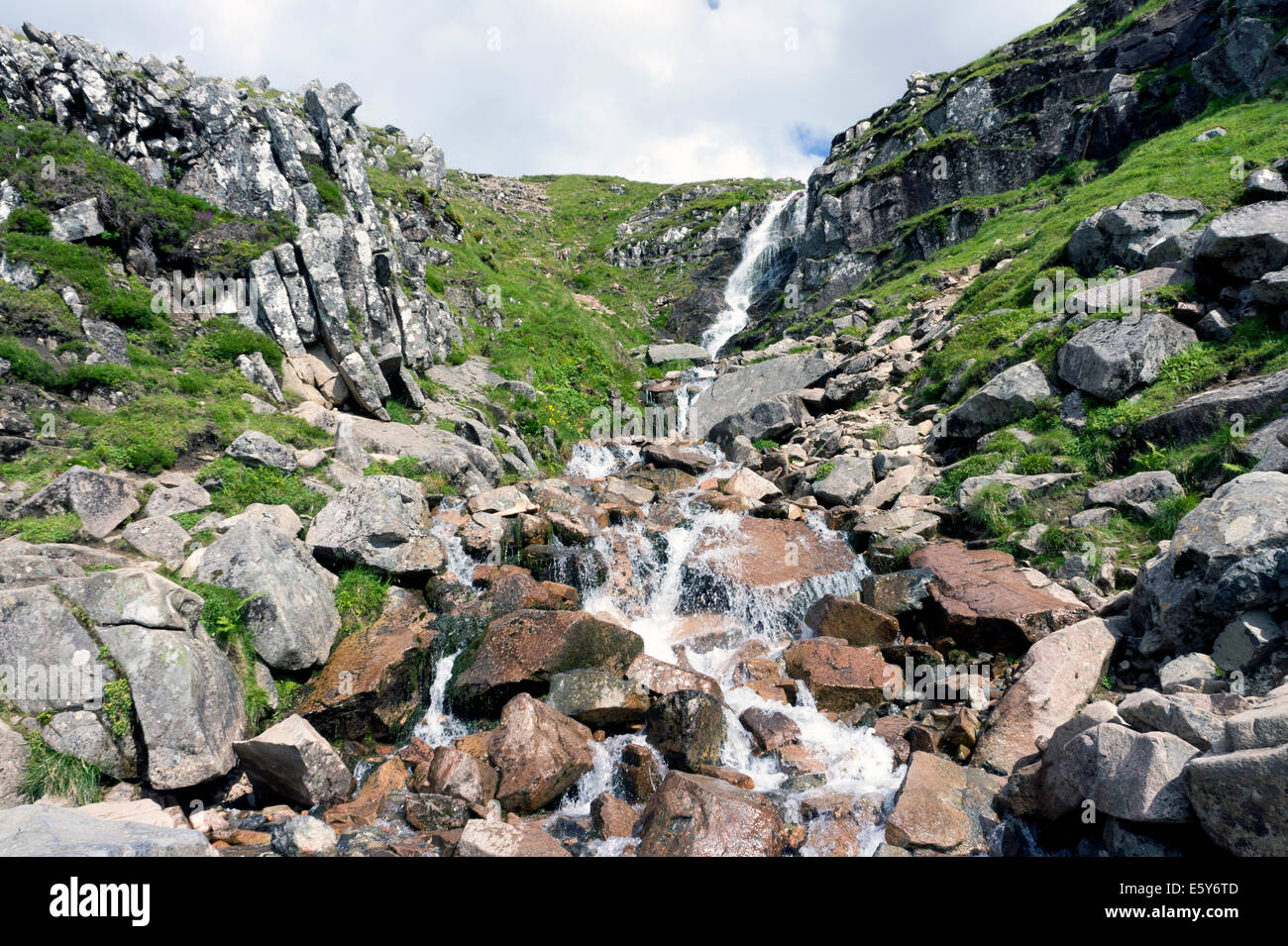 Cascade au milieu de l'été au Ben Nevis, Ecosse Banque D'Images