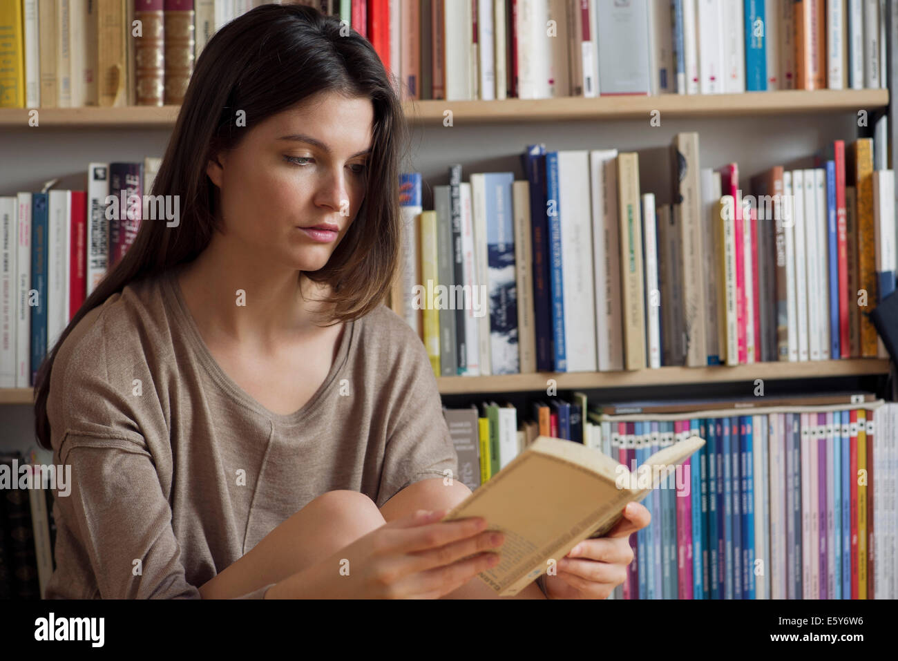 Woman Reading book Banque D'Images