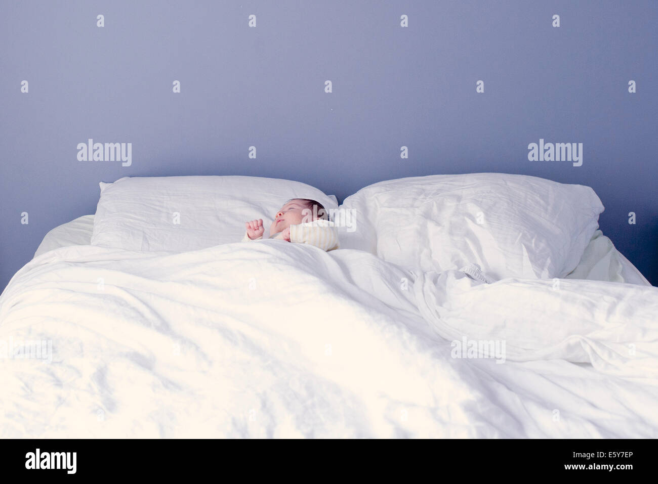 New Born Baby sleeping in bed Banque D'Images