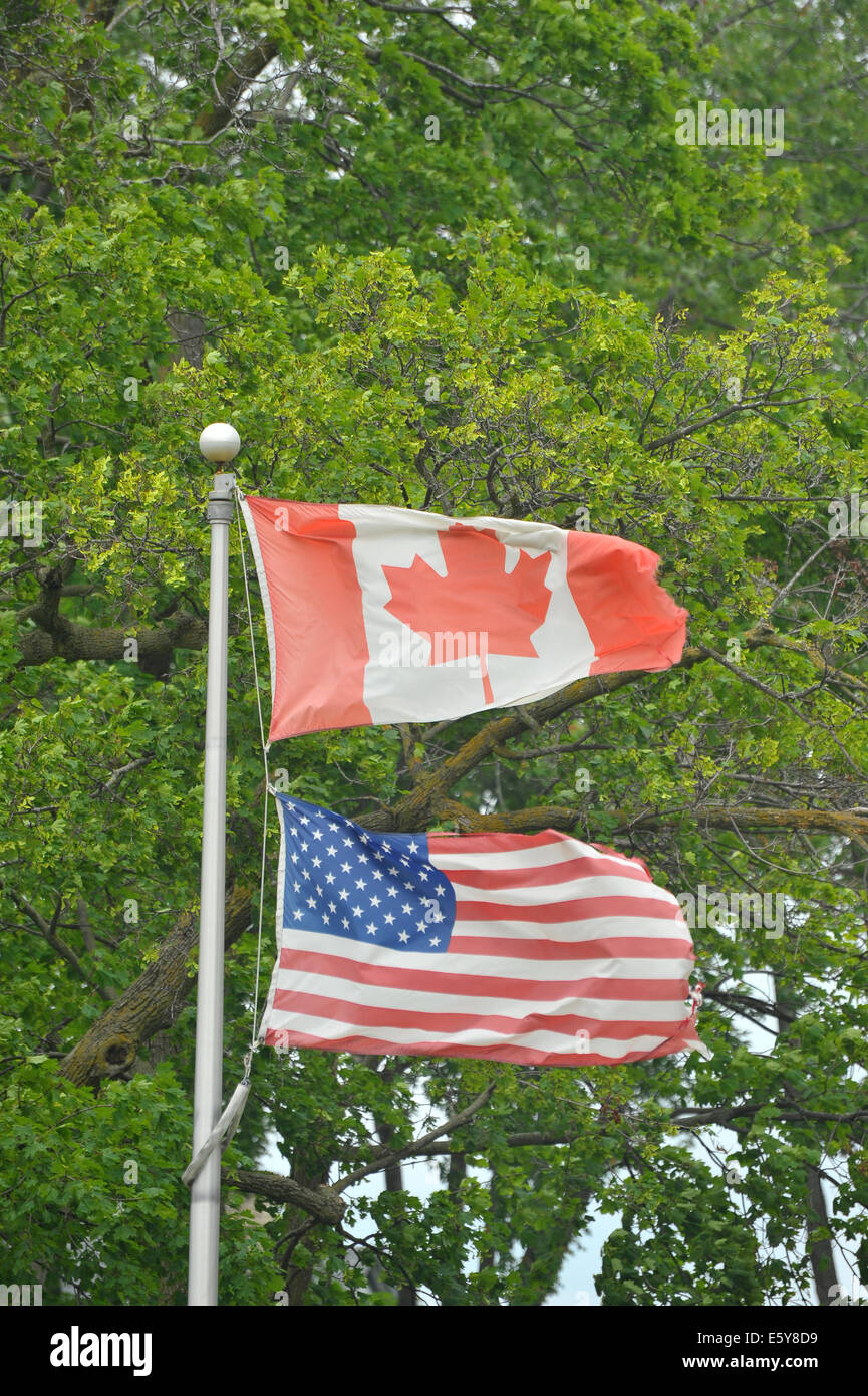 Des drapeaux canadiens et américains sur le même mât. Banque D'Images