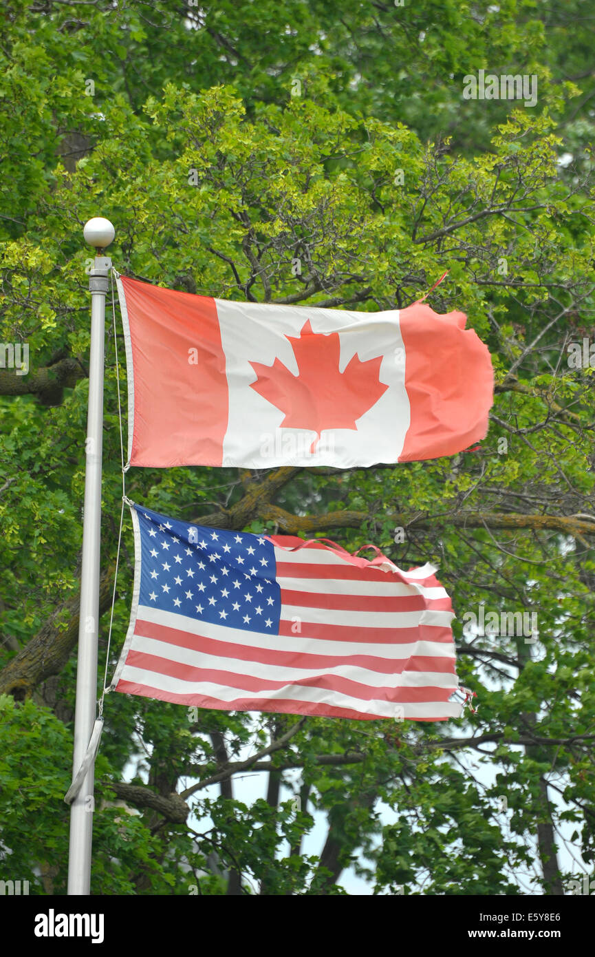 Des drapeaux canadiens et américains sur le même mât. Banque D'Images