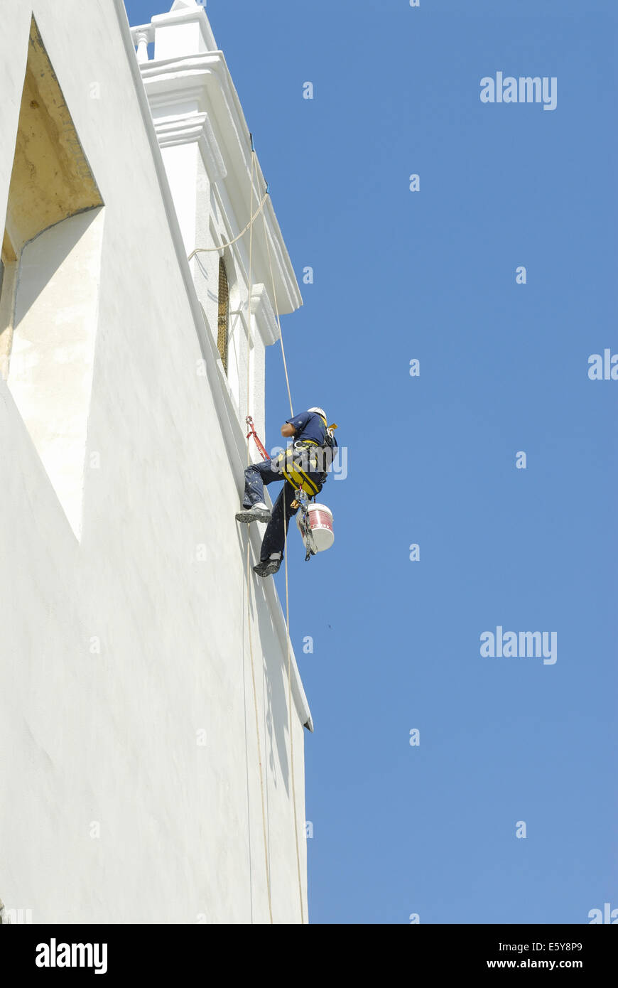 Peintre en cordes de la restauration façade de l'église, Valencia, Espagne Banque D'Images