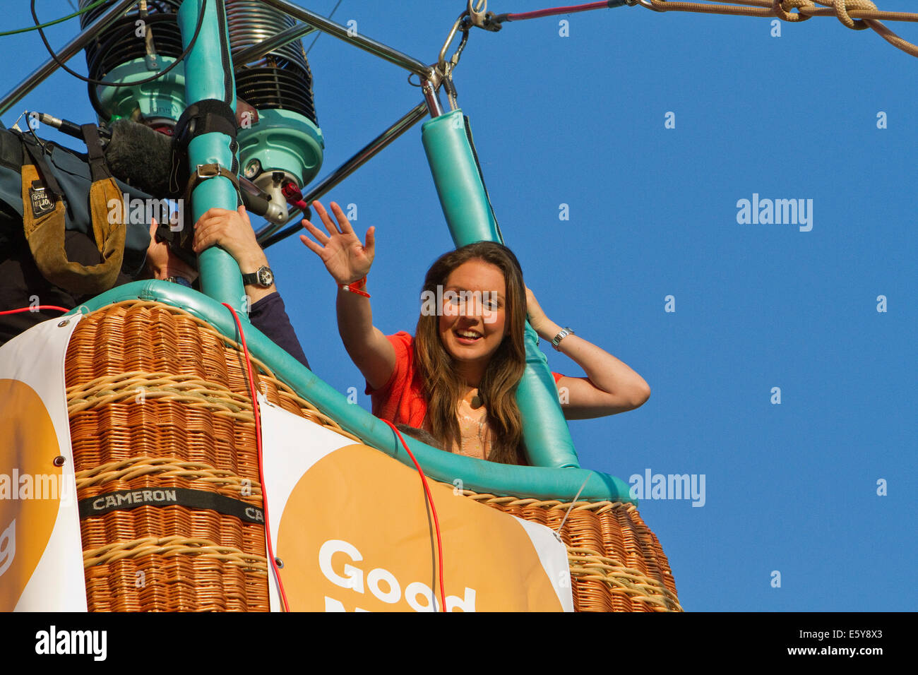 Bristol, Royaume-Uni. 8 Août, 2014. Laura Tobin de bon matin Grande-bretagne vagues de la montgolfière panier pendant le tournage de la Bristol Balloon Fiesta 201 Crédit : Keith Larby/Alamy Live News Banque D'Images