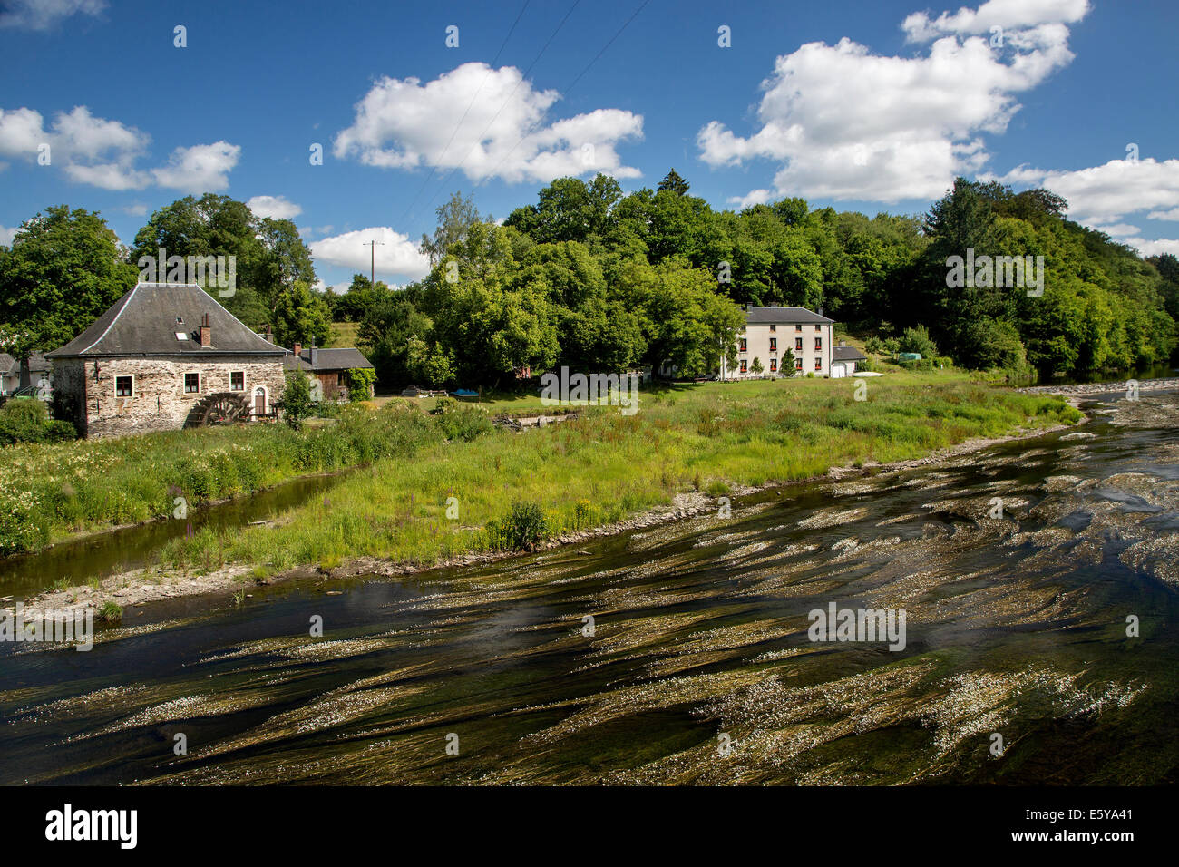 L'ancien moulin à eau Moulin de Cugnon le long de la Semois, près de Bertrix, Luxembourg, Ardennes Belges, Belgique Banque D'Images