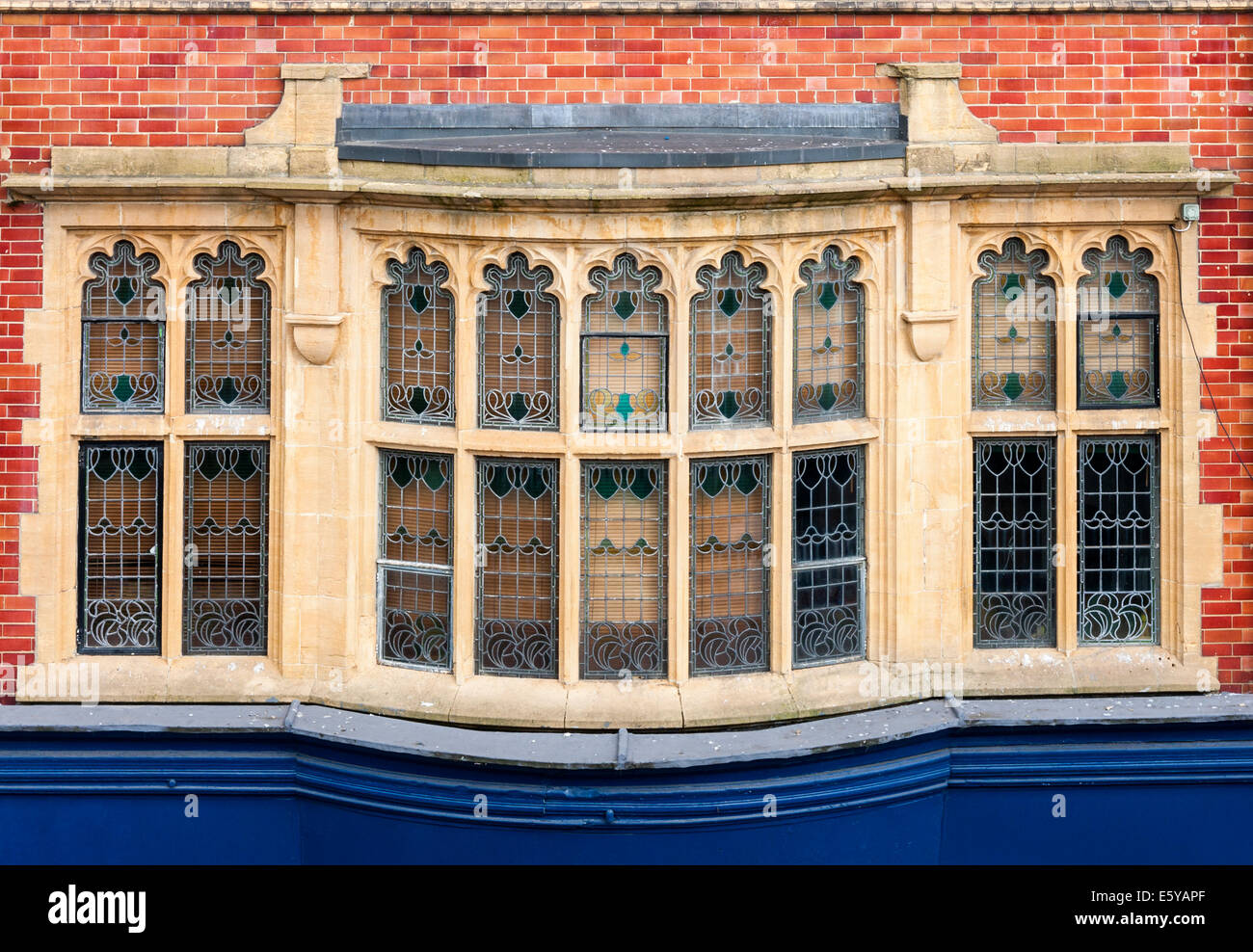 Un vitrail fenêtre en baie au-dessus d'une vitrine sur Broad Street, Reading, England, GB, UK Banque D'Images