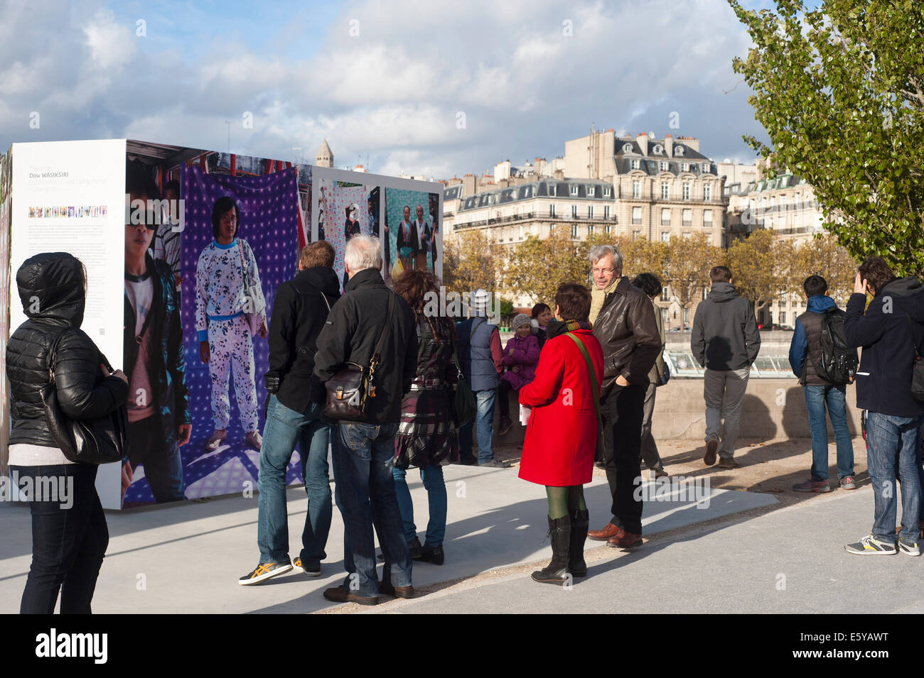 Paris France - les gens qui suivent une exposition de photos sur le fleuve Seine Banque D'Images