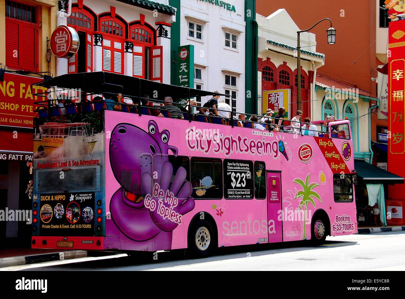 Singapour : UNE ROSE double-decker bus touristiques de la ville remplie de touristes sur South Bridge Street dans le quartier chinois * Banque D'Images