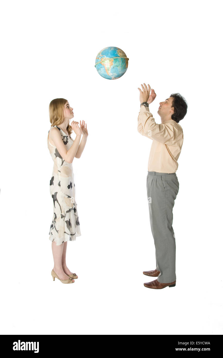 L'homme et la femme jouant avec un grand globe Banque D'Images