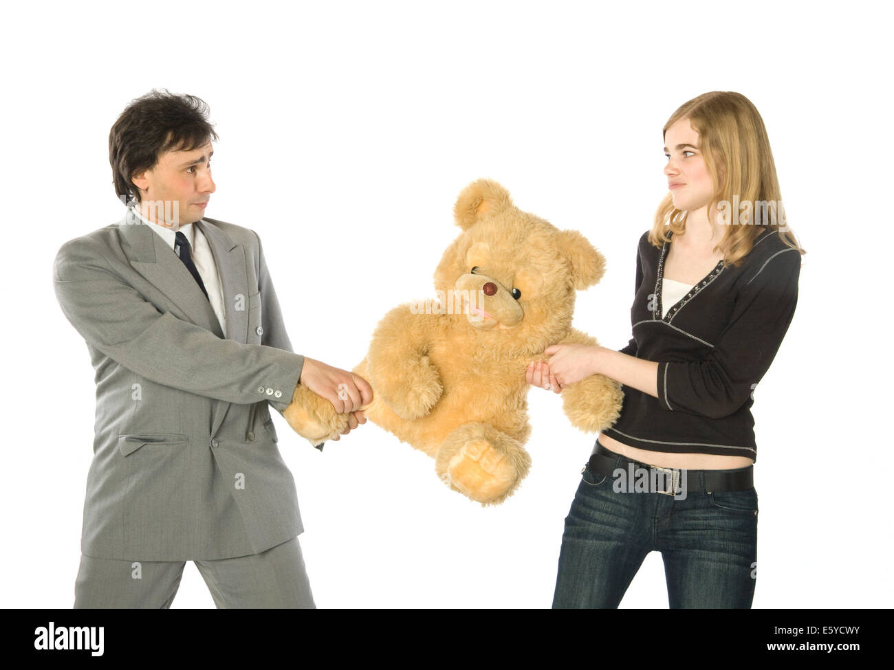 Jeune homme et femme qui se battent pour un ours en peluche et ours Banque D'Images