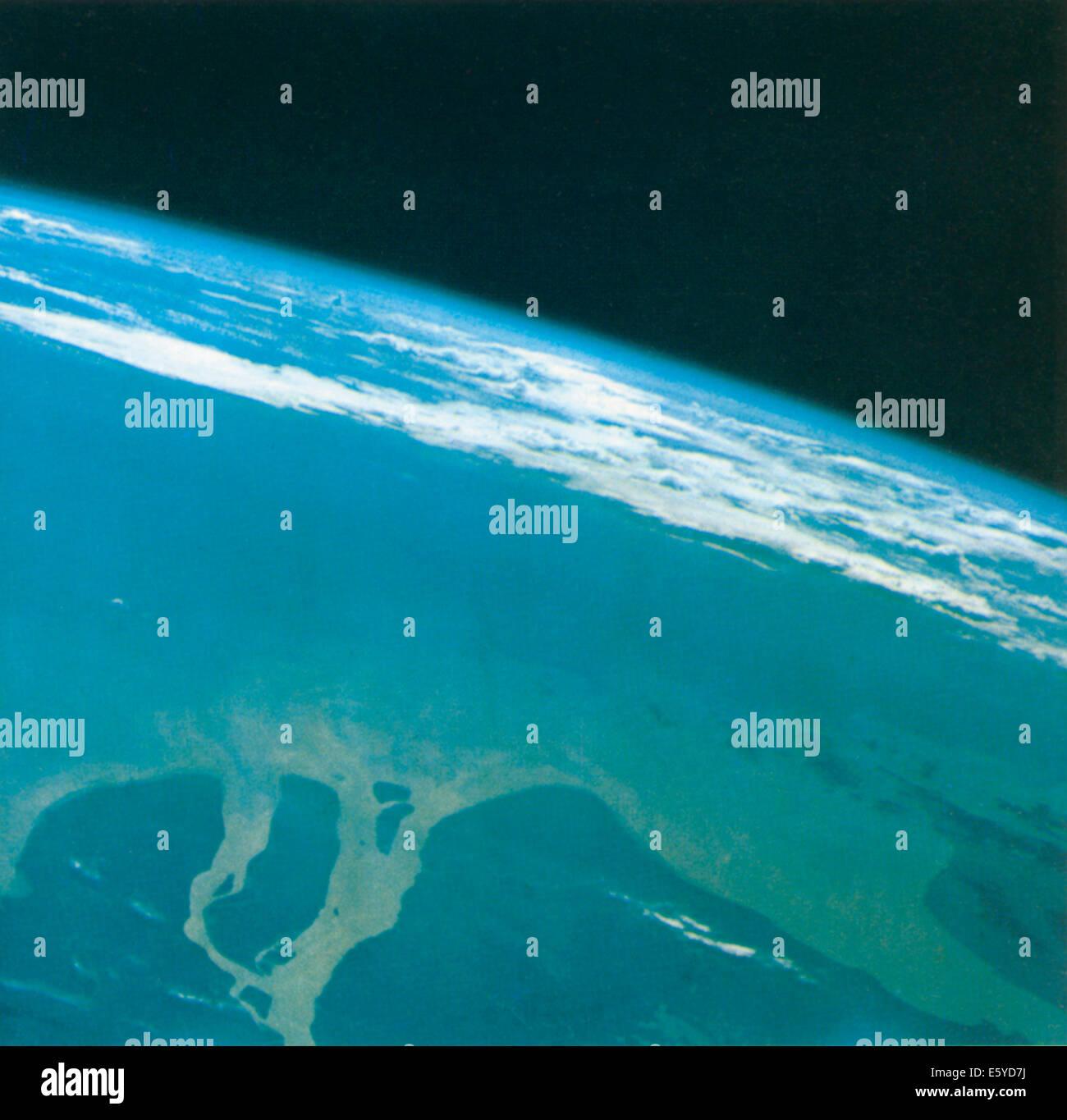 Vue aérienne de l'embouchure de la rivière Yangtze, côte de la Chine, tirés de l'engin spatial Gemini V, le 23 août 1965 Banque D'Images