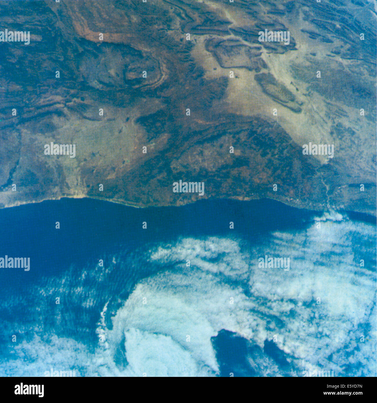 Côtes du Maroc, de l'Afrique montrant Petit Cyclone au large, extraite du vaisseau Gemini V, 26 août 1965 Banque D'Images