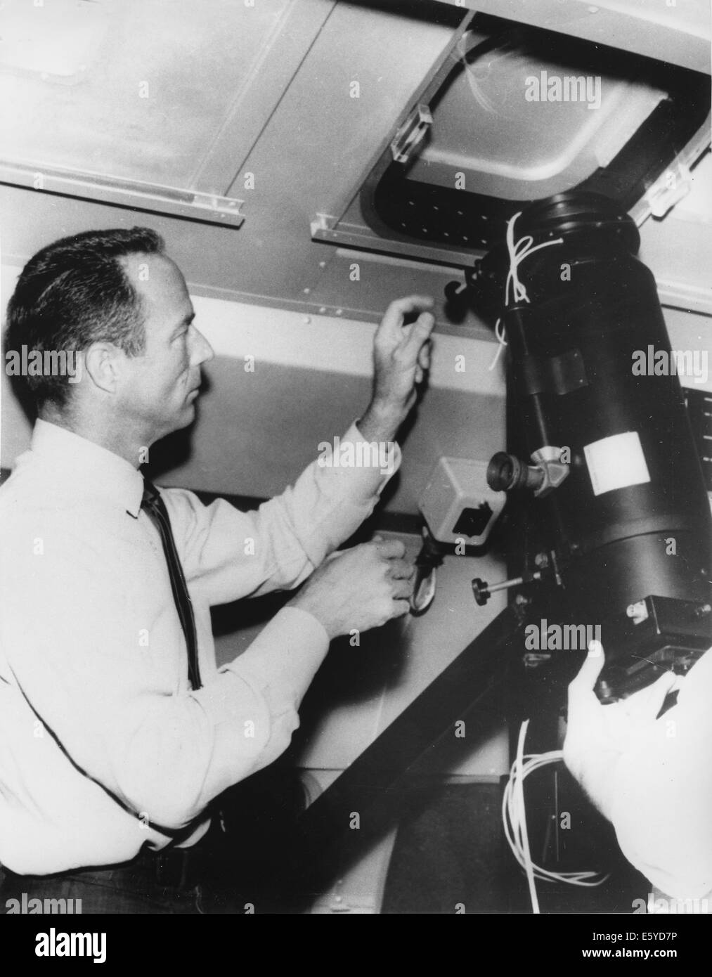 L'astronaute de la NASA Scott Carpenter l'inspection de l'équipement dans l'avance de son voyage pour voir couronne solaire pendant une éclipse totale, 1965 Banque D'Images