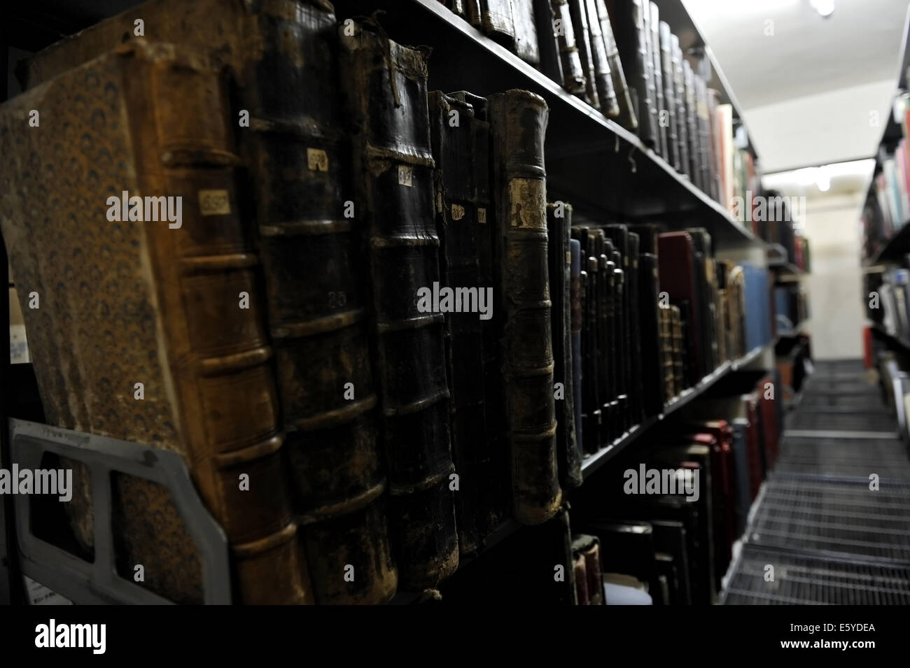 Détail avec de très vieux livres sur une étagère à l'intérieur d'une salle d'archives Banque D'Images