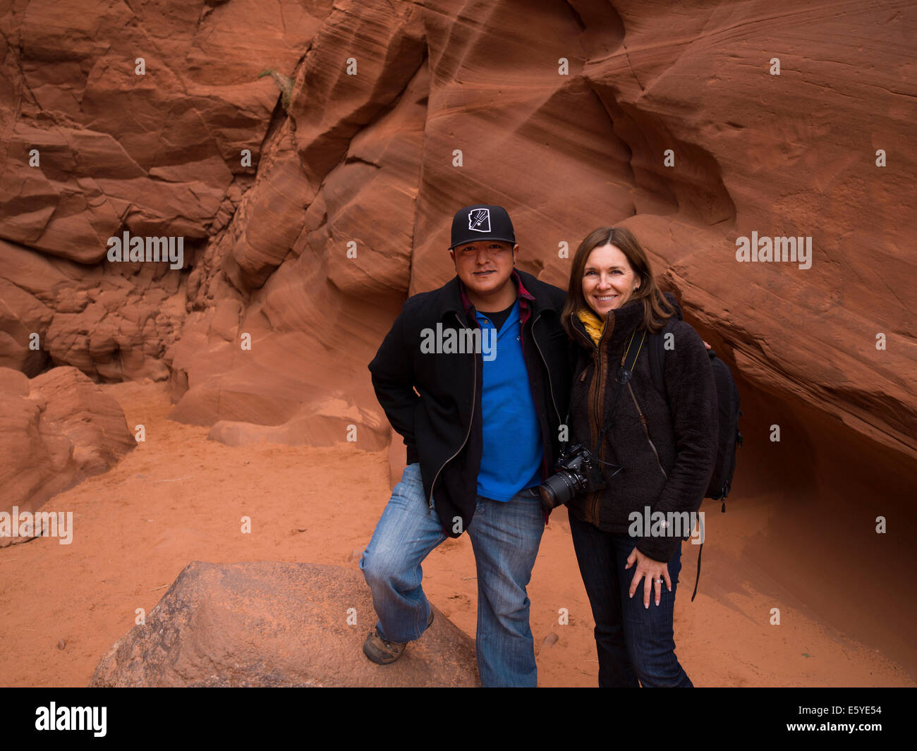 Couple à un slot canyon, Tse Bighanilini, Upper Antelope Canyon, Antelope Canyon, Page, Arizona, USA Banque D'Images