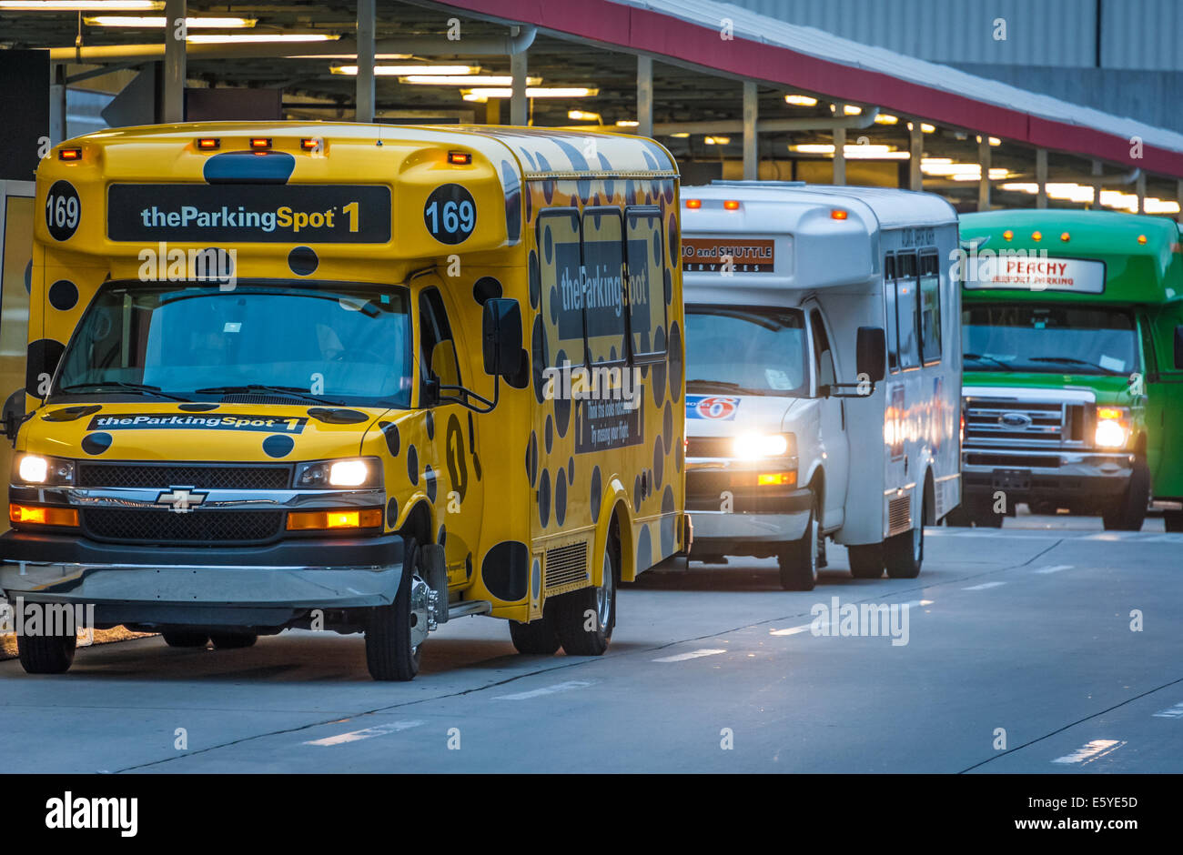 Tôt le matin, des navettes de bus parking à l'Aéroport International d'Atlanta à Atlanta, Géorgie, USA. Banque D'Images
