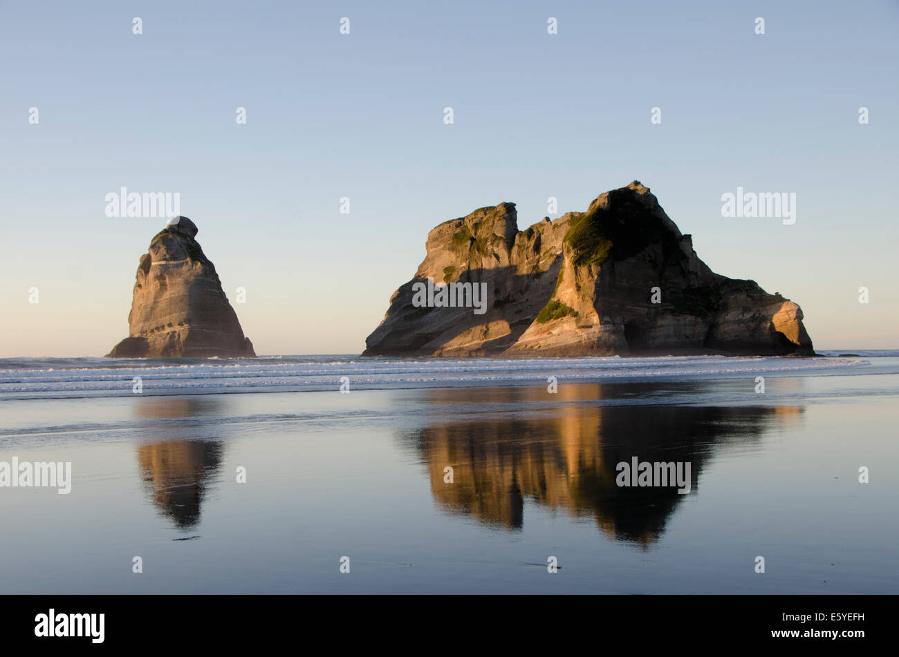 Rock Arches à Wharariki Beach, Cape Farewell, tasman, Nelson, île du Sud, Nouvelle-Zélande Banque D'Images