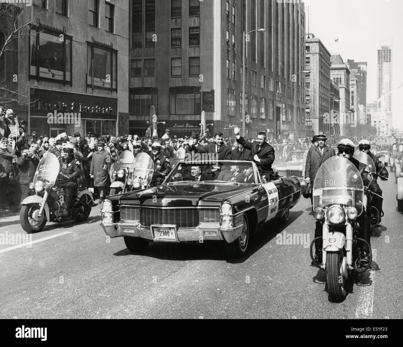 Les astronautes Virgil Grissom et 'Gus' John Young Etre accueilli par foule pendant Parade sur Michigan Avenue après achèvement de Gemin Banque D'Images