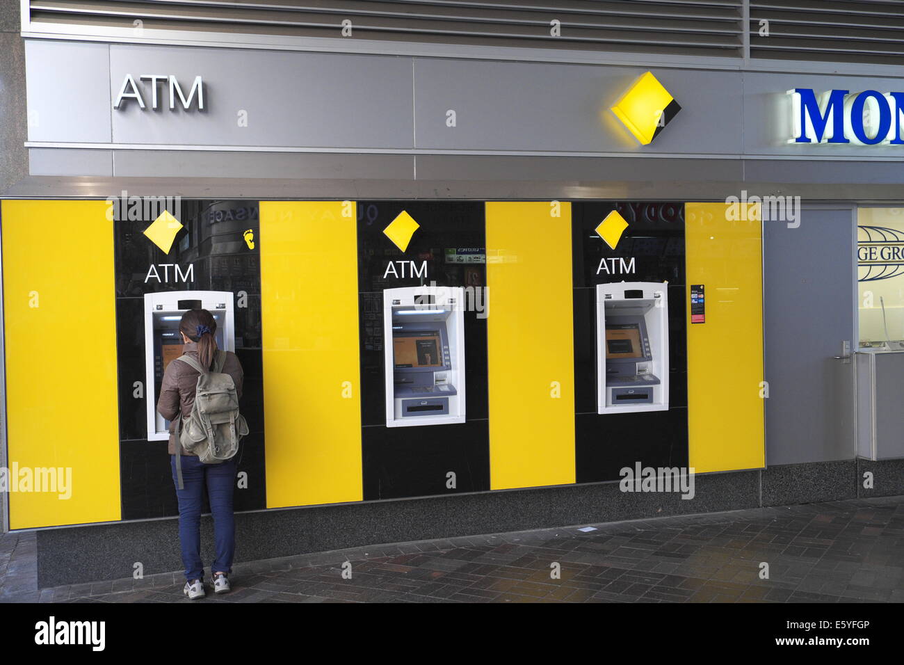 Rangée de Cmmonwealth la banque ATM'S à Circular Quay railway station/ferry terminus,Sydney, Australie Banque D'Images