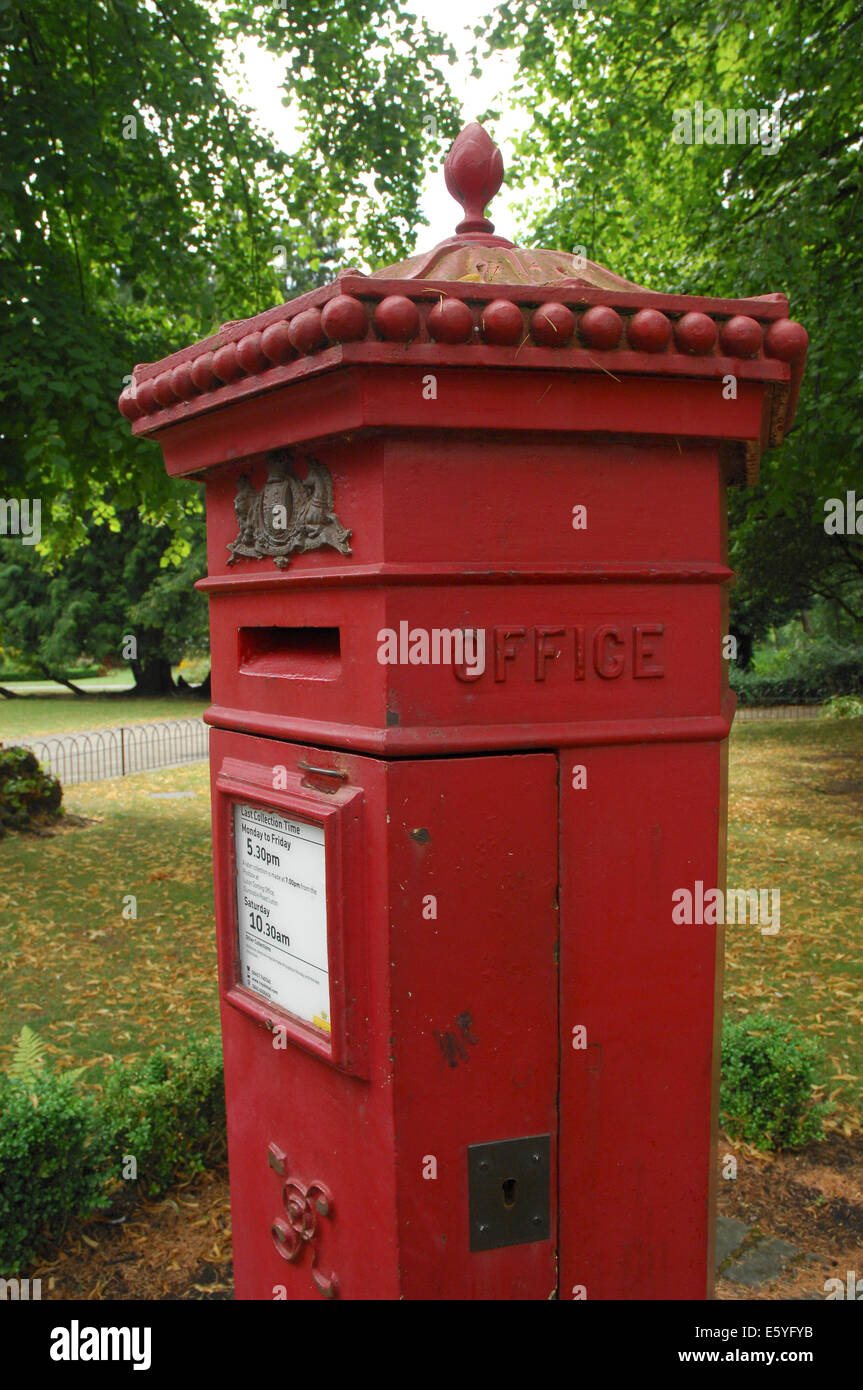 Bureau de poste vintage red postbox dans Wardown Park, Luton Banque D'Images
