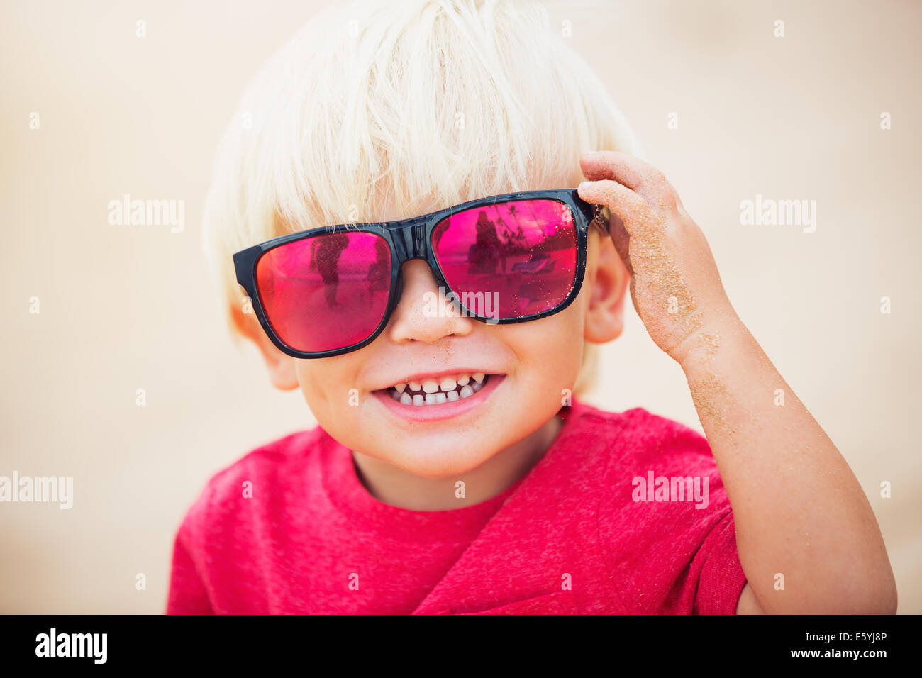Garçon portant des lunettes Banque de photographies et d'images à haute  résolution - Alamy