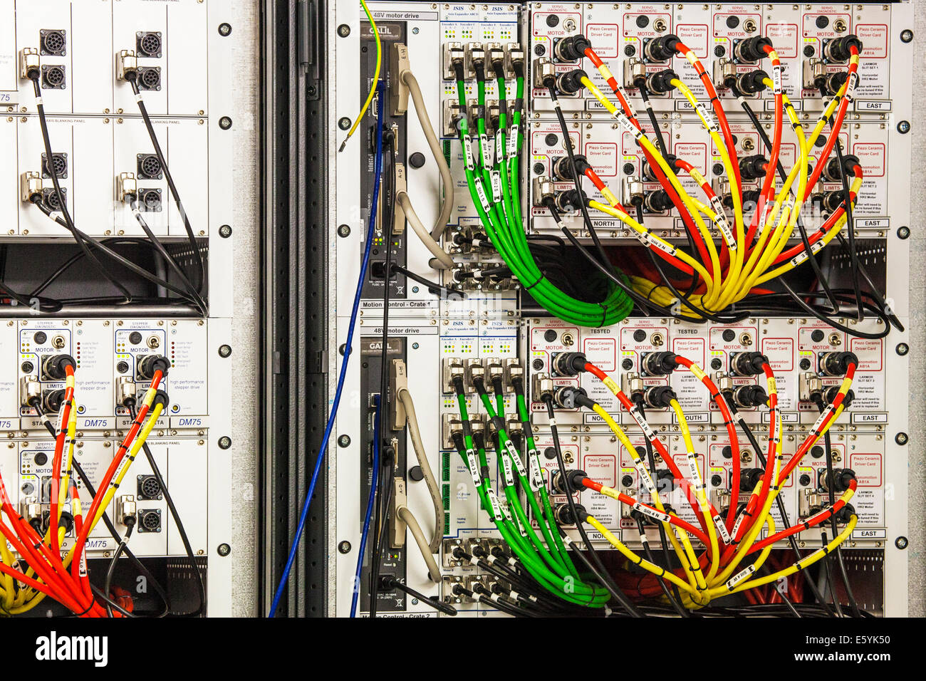 Un labyrinthe de câbles électriques à code couleur de la mise sous tension de l'équipement scientifique dans un laboratoire de recherche. Banque D'Images