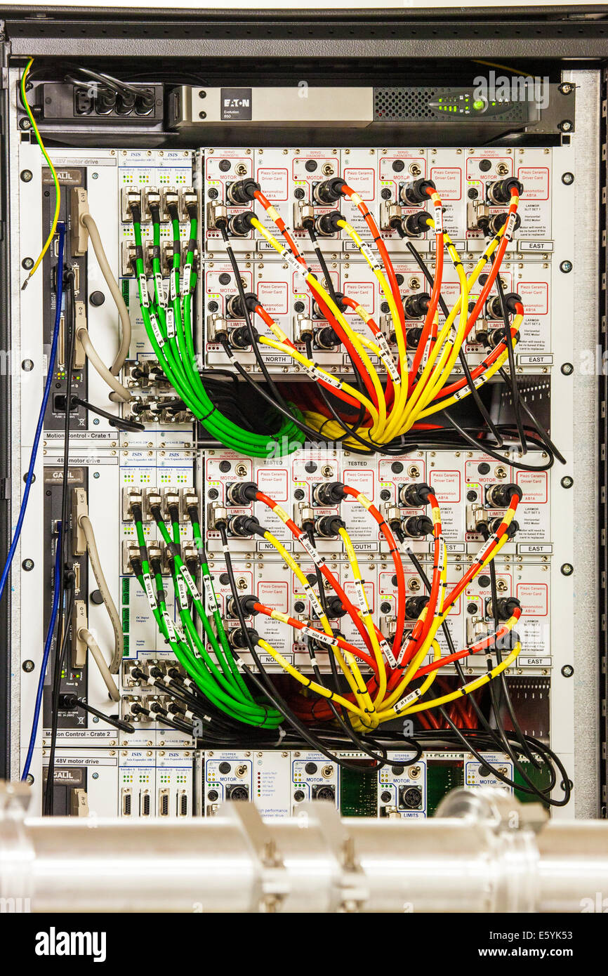 Un labyrinthe de câbles électriques à code couleur de la mise sous tension de l'équipement scientifique dans un laboratoire de recherche. Banque D'Images
