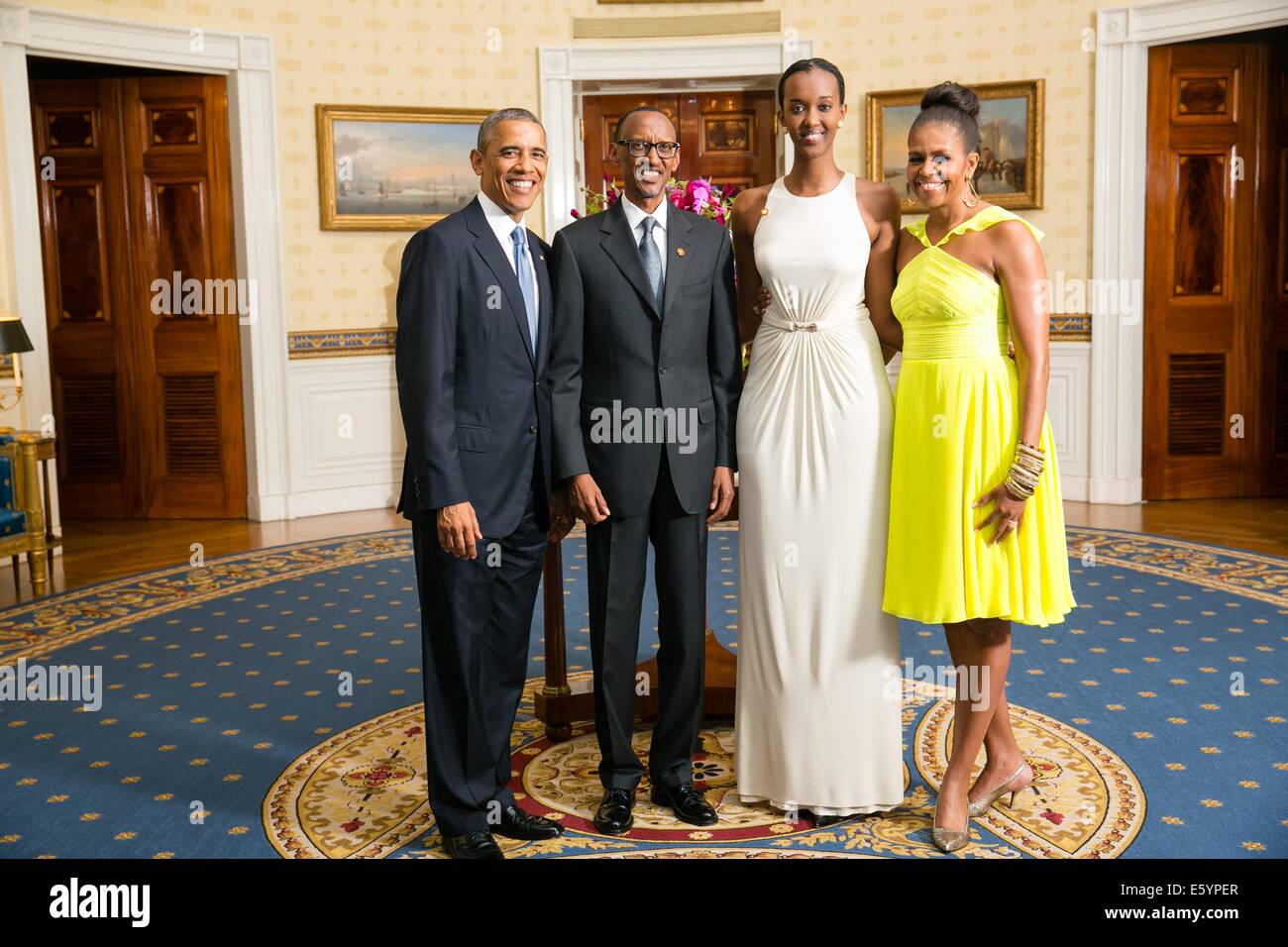 Le président américain Barack Obama et la Première Dame Michelle Obama posent avec Paul Kagame, Président de la République du Rwanda, et de sa fille dans la salle bleue de la Maison blanche avant le Sommet des dirigeants des États-Unis-Afrique le dîner du 5 août, 2014 à Washington, DC. Banque D'Images