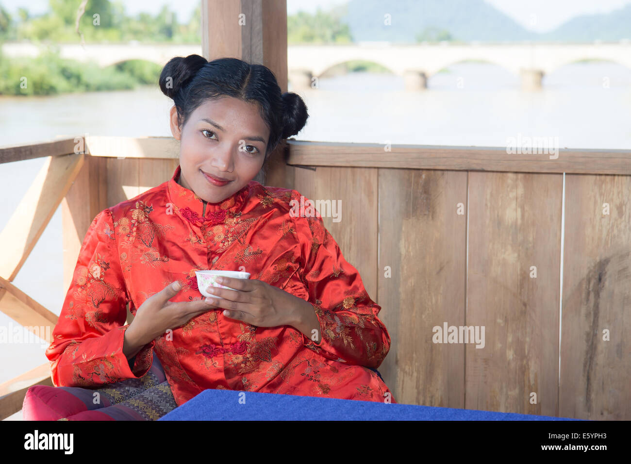 Asian woman boire d'une tasse Banque D'Images