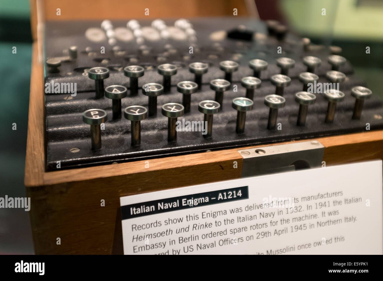 Close-up de la machine de chiffrement Enigma de la marine italienne A1214 Banque D'Images