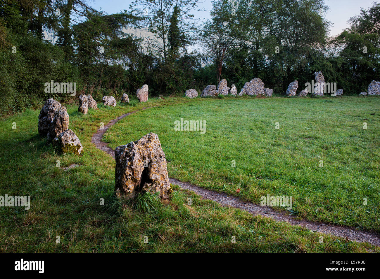 Le Rollright stones au lever du soleil. L'Oxfordshire, Angleterre. HDR Banque D'Images