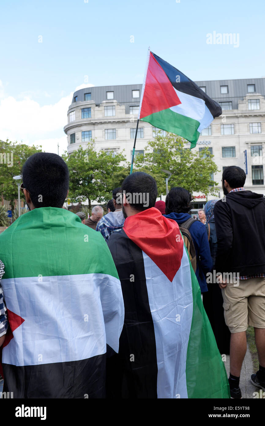 Manchester, UK. 9 Août, 2014. Le drapeau palestinien est dominé lors d'un rassemblement à Piccadilly Gardens. Soutien palestinien Rally Manchester, UK Crédit : John Fryer/Alamy Live News Banque D'Images