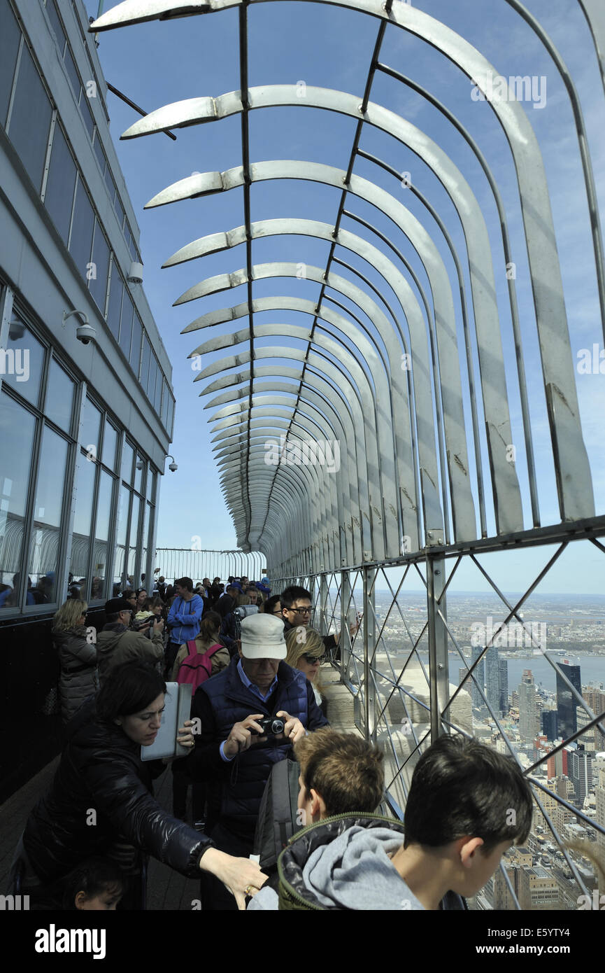 Les touristes, ni de barrière de sécurité derrière, Empire State Building, Manhattan, New York Banque D'Images