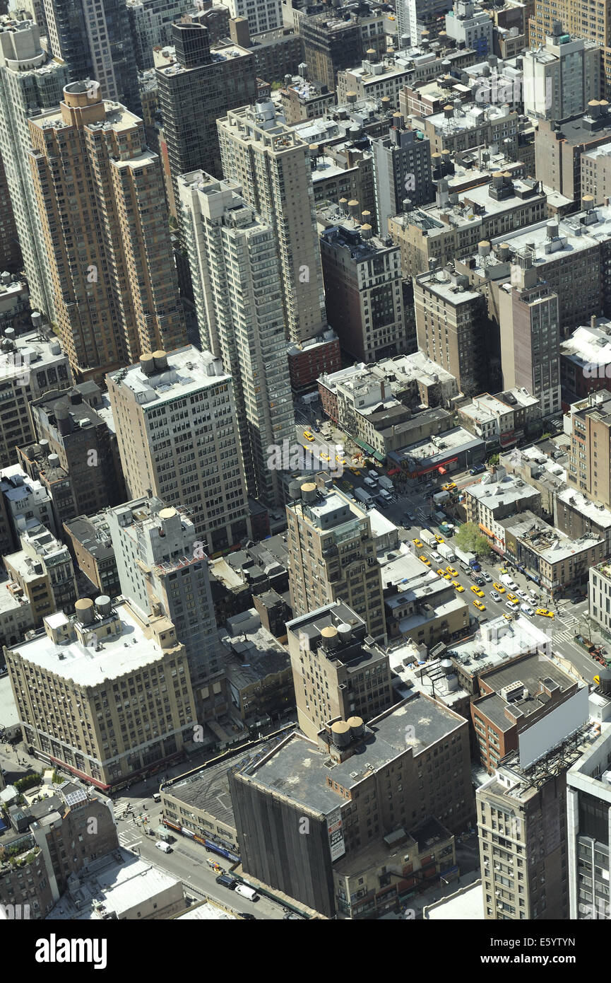 Les toits et les taxis jaunes dominent la vue aérienne de Manhattan rues, vu de l'Empire State Building. Manhattan, New York Banque D'Images