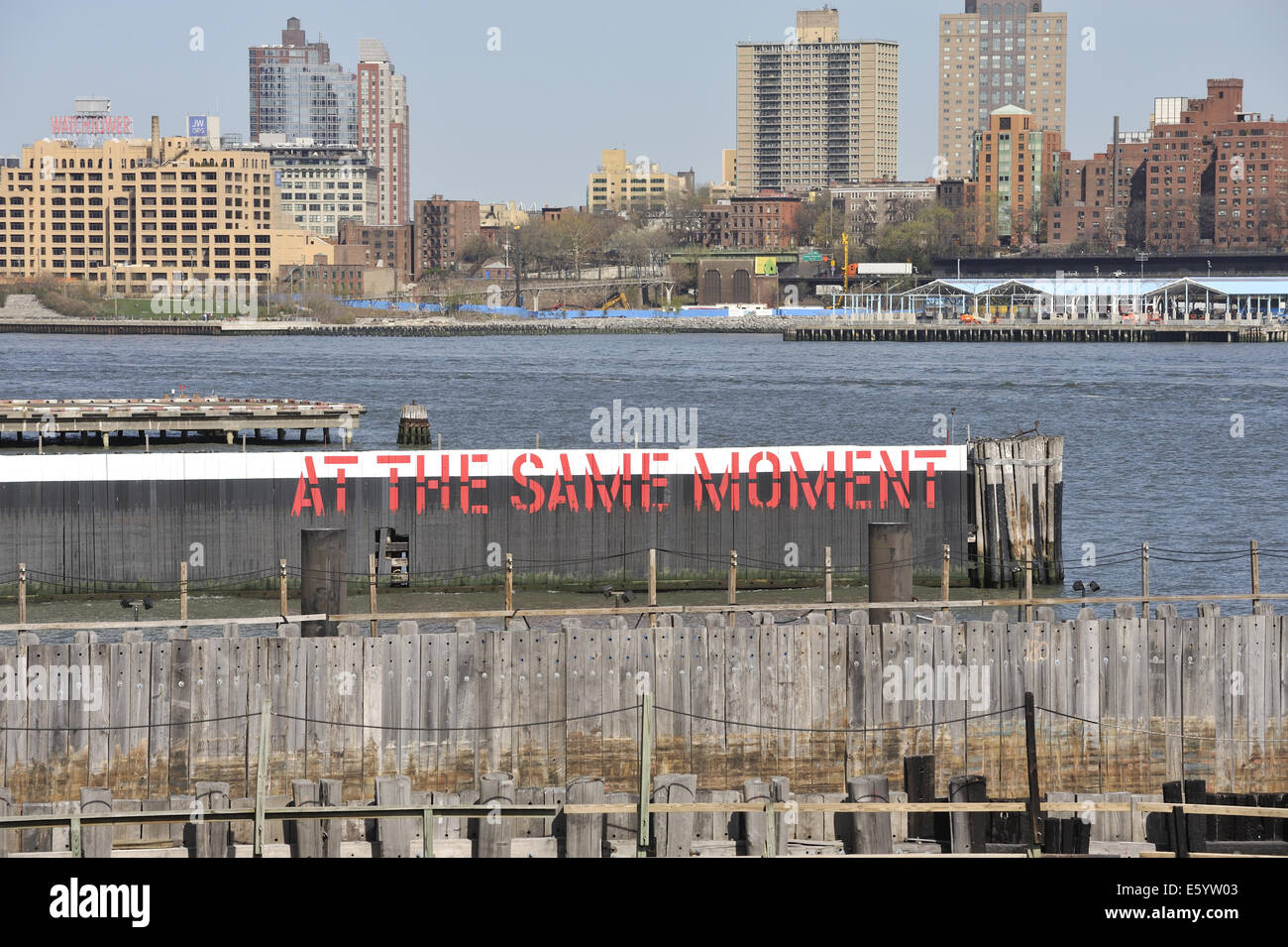 Lawrence Weiner's artwork 'Au même moment", peint sur pilotis sur l'East River, New York Banque D'Images