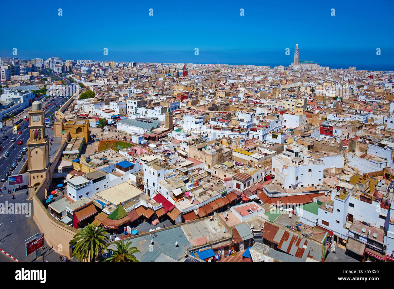 Maroc, Casablanca, l'ancienne Médina et la mosquée Hassan II. Banque D'Images