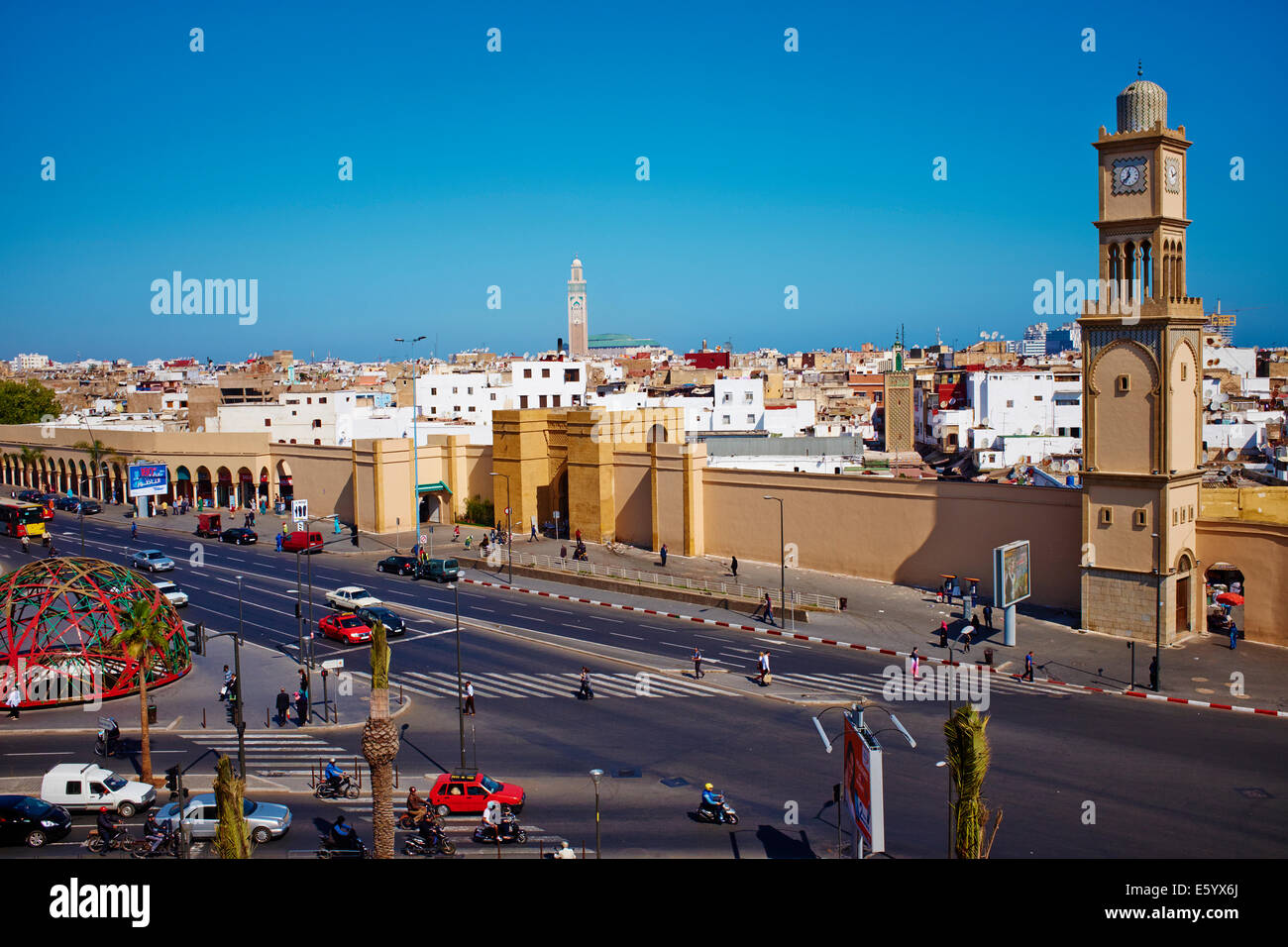 Maroc, Casablanca, ancienne Médina, Tour de l'horloge et la mosquée Hassan II. Banque D'Images