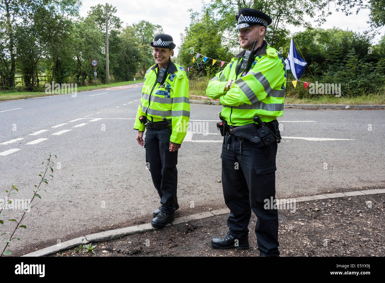 Le gendarme et le policier en devoir dans Aldermaston-Burghfield, Berkshire, England, GB, au Royaume-Uni. Banque D'Images