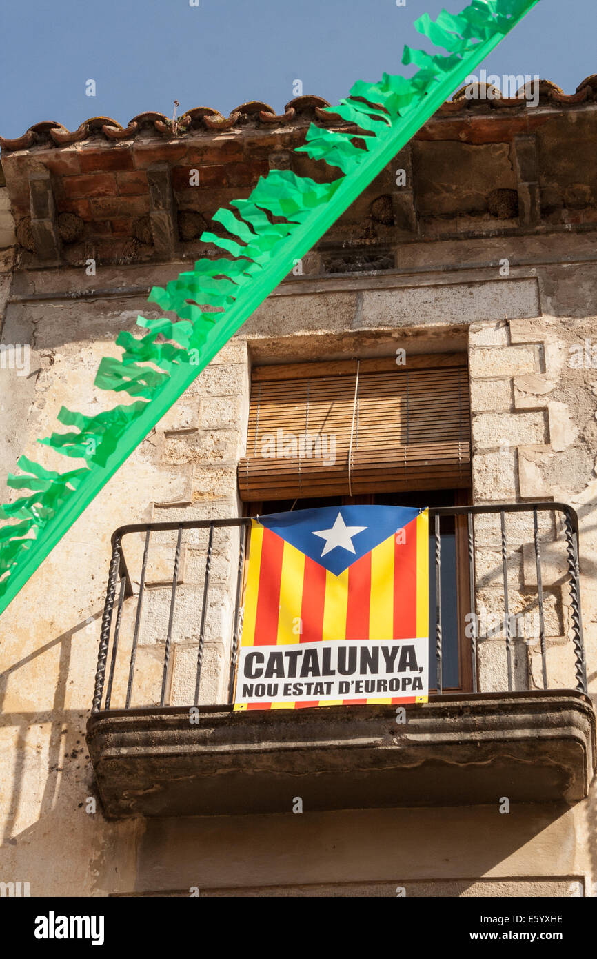 Le drapeau catalan volant au-dessus de la place de la ville de Besalu, Espagne Banque D'Images