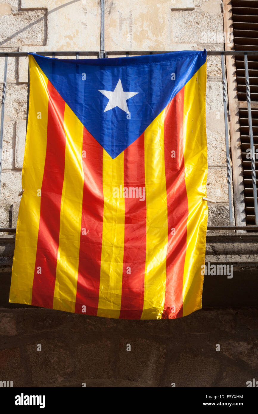 Le drapeau catalan volant au-dessus de la place de la ville de Besalu, Espagne Banque D'Images