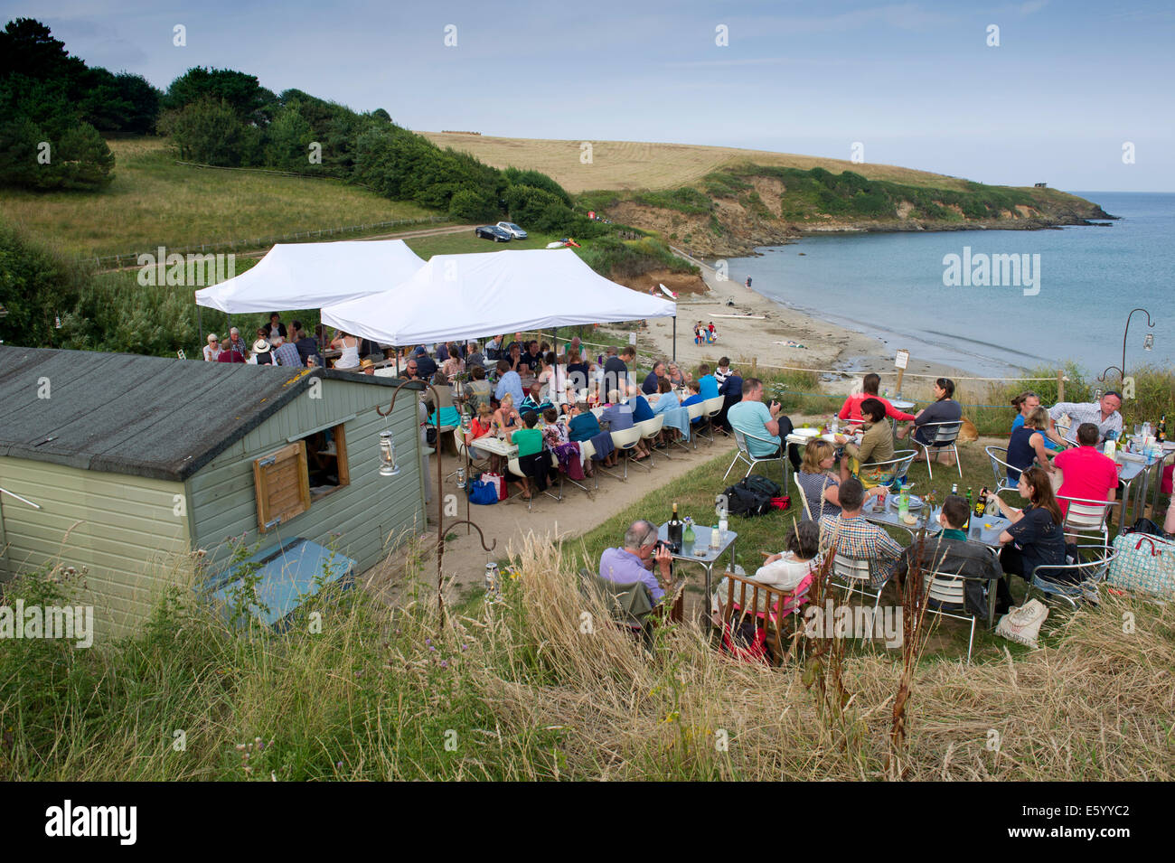 Portcurnick,cabane cachée,plage Cornwall, UK,un café et restaurant sur la plage,qui accueille'fête nuits',ici c'est un curry night.UK Banque D'Images