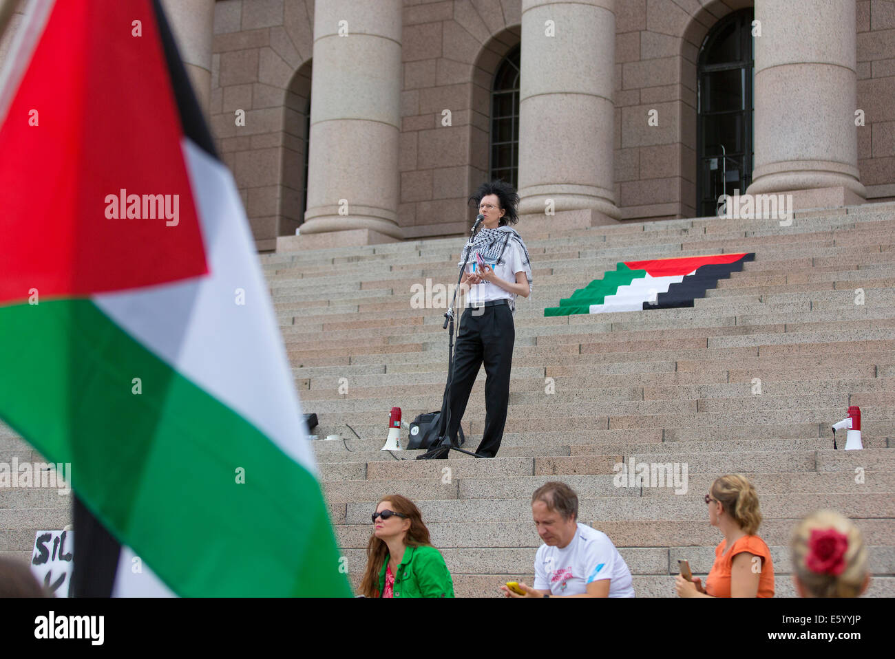 Helsinki, Finlande, le 9 août, 2014. Les manifestants se sont réunis pour Free Gaza Manifestation devant le Parlement Chambre à Helsinki d'où ils sortent une procession qui se termine en face de l'ambassade d'Israël. Syksy Räsänen d'ICAHD Finlande donna un discours. ICAHD La Finlande est une organisation des droits de l'homme qui se concentre sur la fin de l'occupation israélienne et l'apartheid d'une manière qui est conforme au droit international et qui garantit les droits de tous ceux qui vivent en Israël/Palestine. ICAHD est l'acronyme de Comité israélien contre les démolitions de maisons. L'AIJA Crédit : Lehtonen/Alamy Vivre sw Banque D'Images