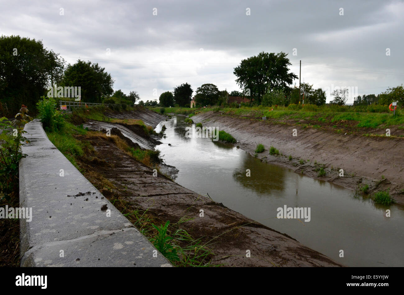 Burrowbridge, Somerset, Royaume-Uni. 9 Août, 2014. Météo France : un appel d'urgence sur des aides locales pour faire plus de sable pour être mis en place autour du pont et le long de la route principale en face en raison de très mauvaises prévisions météo pour le déménagement. Crédit : Robert Timoney/Alamy Live News Banque D'Images