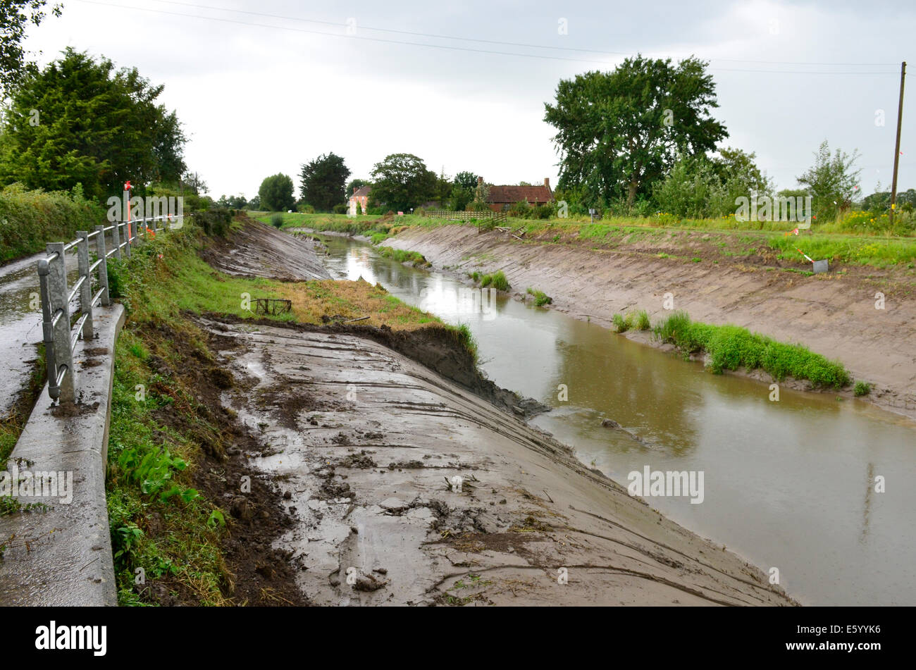 Burrowbridge, Somerset, Royaume-Uni. 9 Août, 2014. Météo France : un appel d'urgence sur des aides locales pour faire plus de sable pour être mis en place autour du pont et le long de la route principale en face en raison de très mauvaises prévisions météo pour le déménagement. Crédit : Robert Timoney/Alamy Live News Banque D'Images