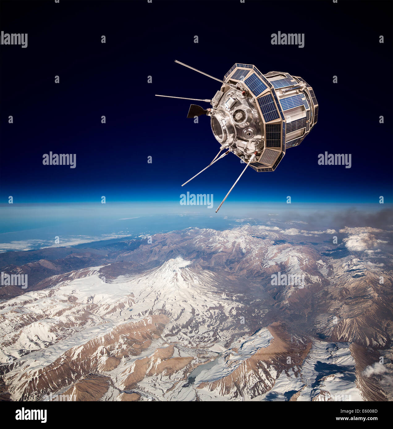 Satellite spatial en orbite autour de la terre Banque D'Images