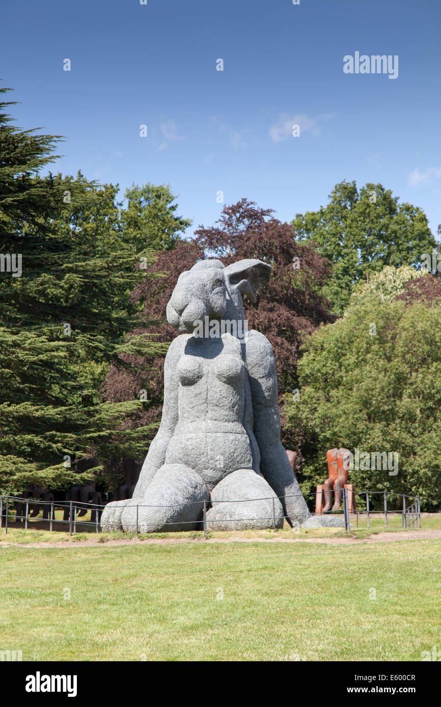 "Lady Partager" par le sculpteur Sophie Ryder au Yorkshire Sculpture Park Banque D'Images