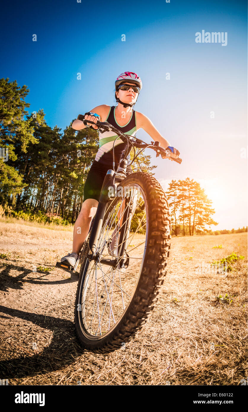 Les femmes sur la nature de la bicyclette Banque D'Images