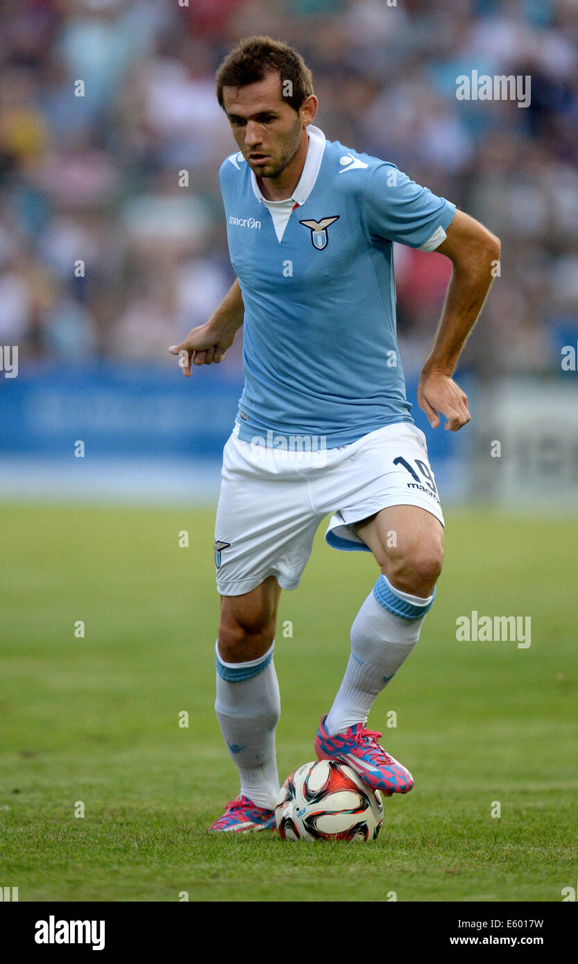 Luebeck, Allemagne. Le 08 août, 2014. Rome's Senad Lulic en action pendant le match de football entre le Hamburger SV test et S.S. Lazio Rome au stade lors de l'Lohmuehle à Luebeck, Allemagne, 08 août 2014. Photo : Daniel Reinhardt/dpa/Alamy Live News Banque D'Images