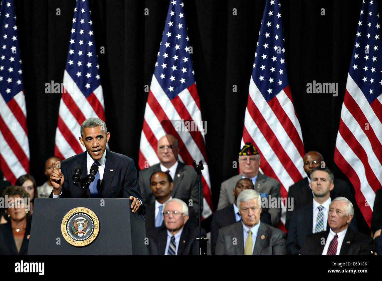 Le président américain Barack Obama parle avant de signer une loi pour réformer le ministère des Affaires des anciens combattants en tant que membres des États-Unis souhaitent le 7 août 2014 à Fort Belvoir, Virginie. Banque D'Images