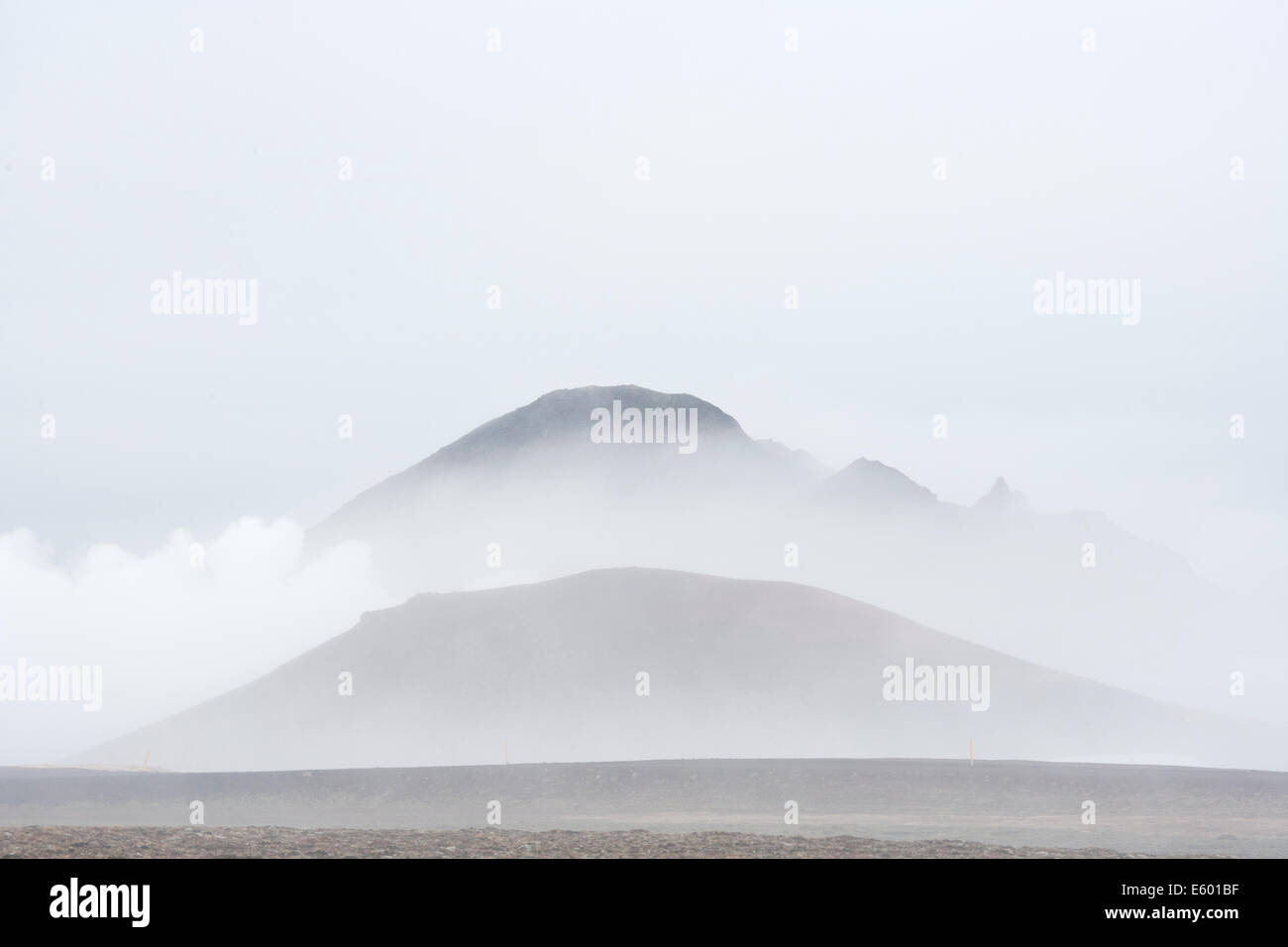Les nuages et la vapeur dans le lac volcanique d'Islande zone Myvatyn LA007113 Banque D'Images