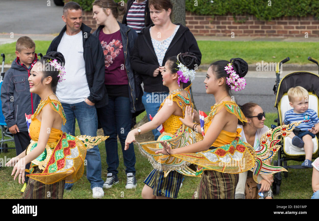 Billingham, UK. 9 Août, 2014. Danseurs de la Thaïlande à la cérémonie d'ouverture parade à la 50e Festival International de Folklore de Billingham. Credit : ALANDAWSONPHOTOGRAPHY/Alamy Live News Banque D'Images